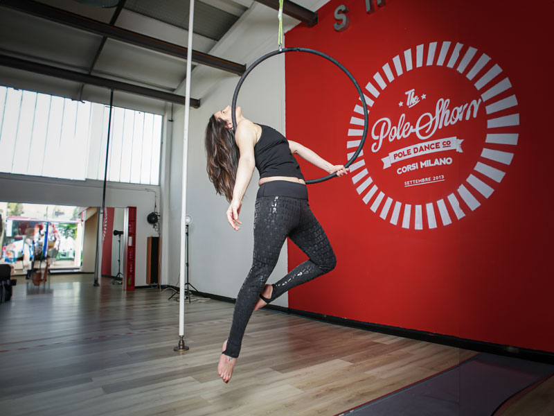 allieva di acrobatica aerea su cerchio