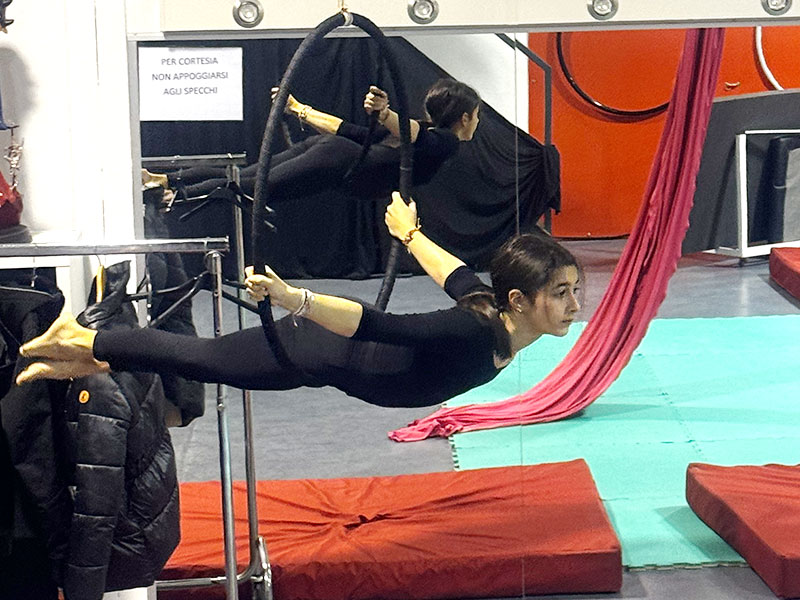 Bambini partecipano a un corso di acrobatica aerea a Milano