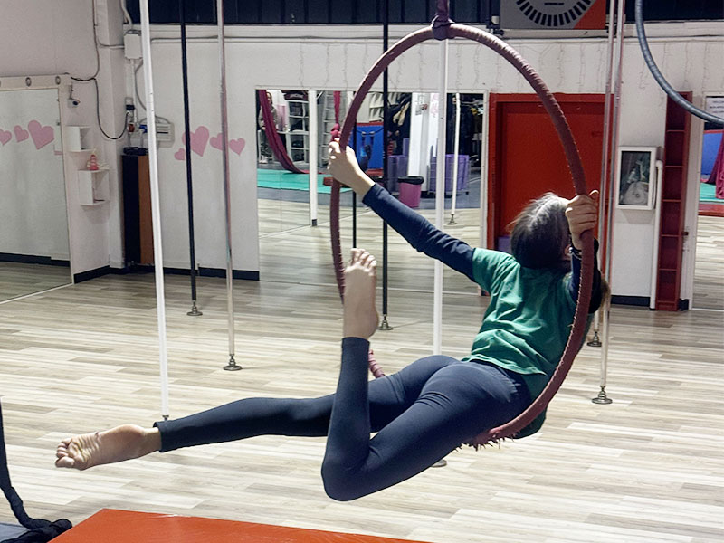 Bambini partecipano a un corso di acrobatica aerea su cerchio a Milano