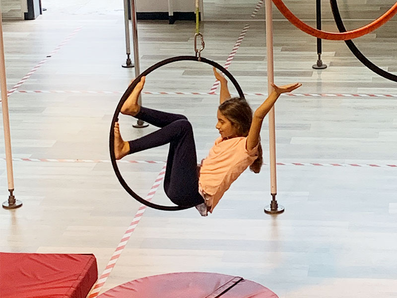 Bambini partecipano a un corso di acrobatica aerea a Milano