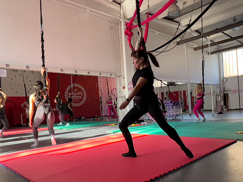 Partecipanti entusiasti al bungee workout - Live it Up