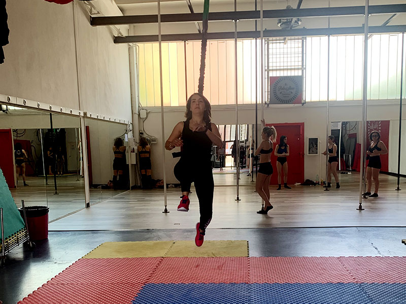 Partecipanti entusiasti al bungee workout - Live it Up a Milano