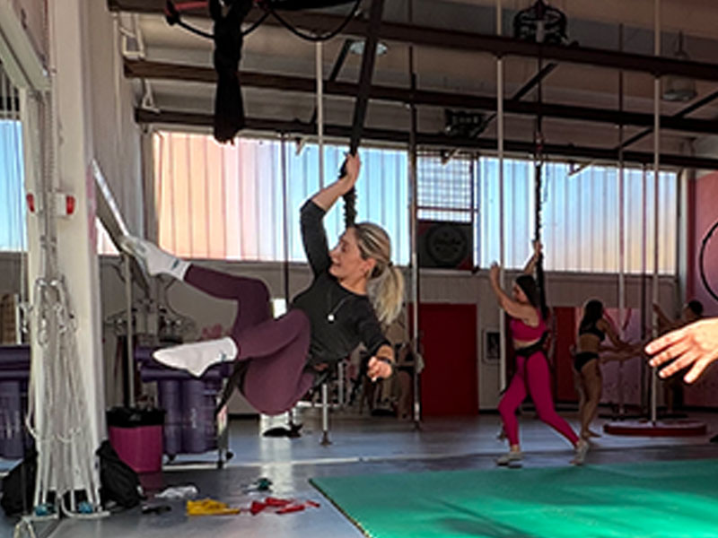 Partecipanti si divertono al bungee workout a Milano