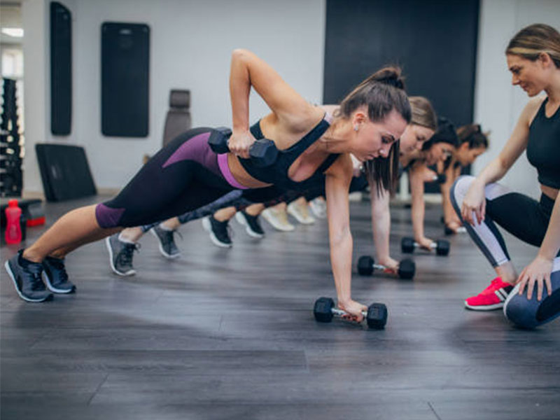 Gruppo di ragazze partecipa a una sessione di allenamento funzionale guidata da il nostro istruttore esperto a Milano