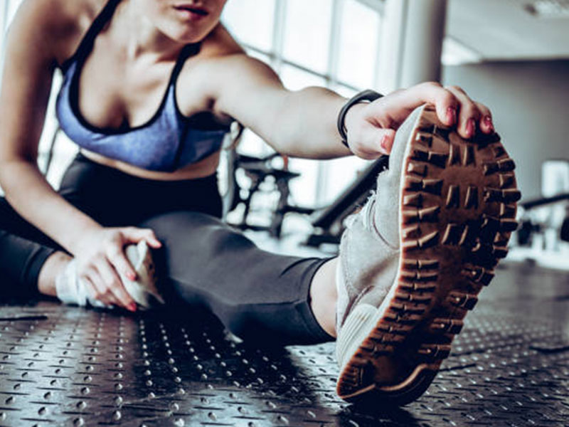 Atleta femminile esegue esercizi di agilità e flessibilità in un corso di allenamento funzionale a Milano