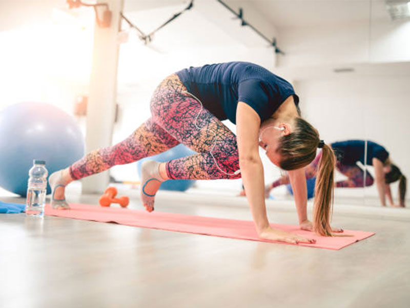 Ragazza esegue un allenamento funzionale ad alta intensità nella palestra di Milano Live it Up