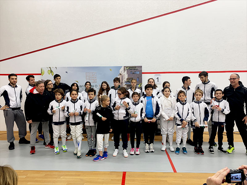 Bambini durante una pausa attiva in una sessione di scherma a Milano