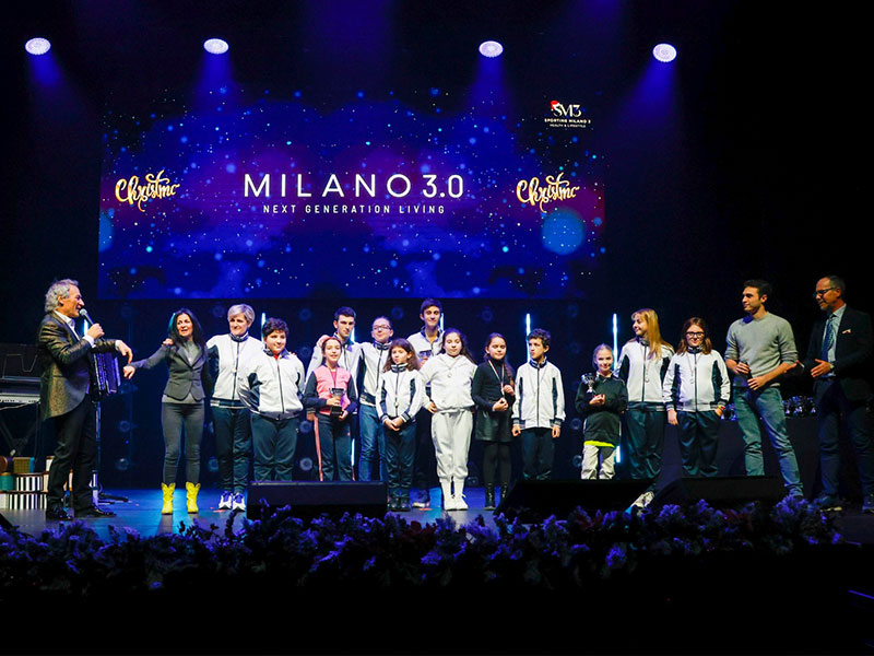 Bambini felici mostrano le loro medaglie dopo un torneo di scherma nella nostra palestra milanese