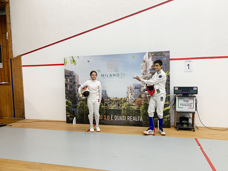 Attrezzatura di alta qualità per la scherma giovanile, disponibile a Milano.