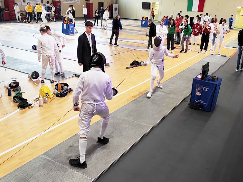 Giovani schermidori a Milano durante una sessione educativa sulle tecniche di scherma.