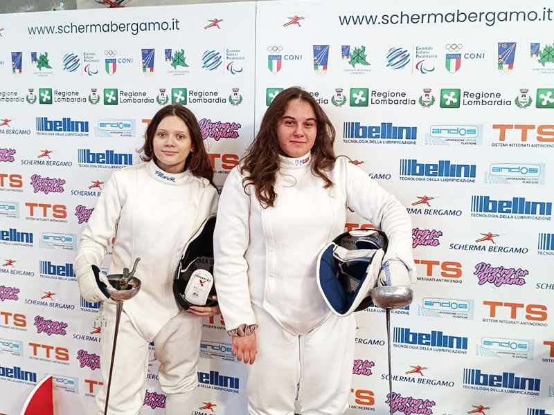 La squadra giovanile di scherma pronta per la competizione, rappresentando Milano con orgoglio