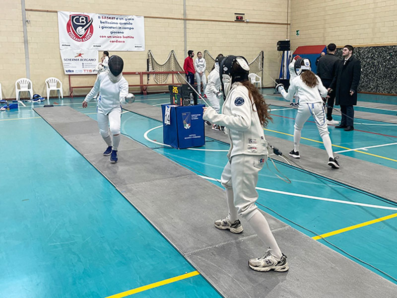 Ragazzi imparano la scherma con maestri esperti a Milano.