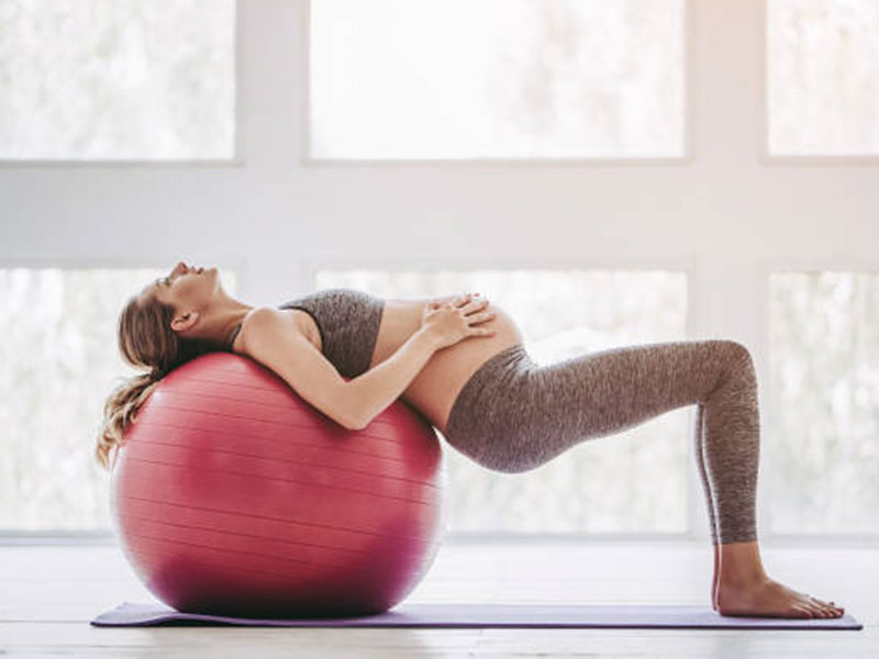 esercizio di Yoga in gravidanza a Milano