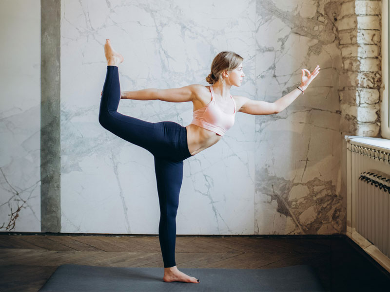 Posa di Vinyasa Yoga durante il corso di Milano
