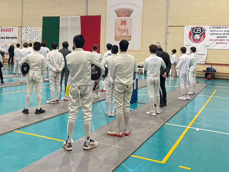 Allievi imparano la scherma con esperti insegnanti a Milano